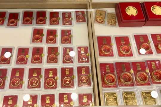 Giá vàng tăng gần 2 triệu đồng/lượng trong tuần