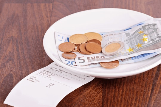 Du lịch châu Âu: Tiền tip ở nhà hàng, khách sạn thế nào cho đúng?