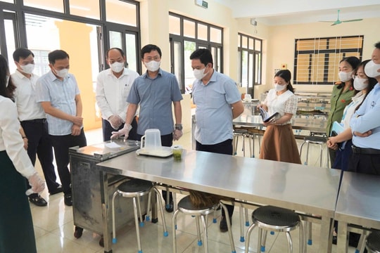 Xã Tây Phương kiểm tra công tác tổ chức bữa ăn bán trú tại các trường học