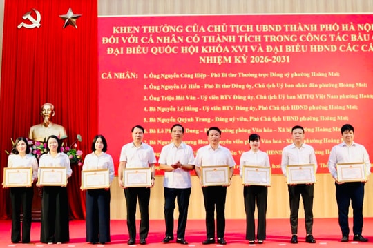 Hoàng Mai khen thưởng tập thể, cá nhân xuất sắc, tháo gỡ “điểm nghẽn”