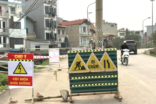 Cột điện giữa đường - tiềm ẩn nguy cơ tai nạn giao thông