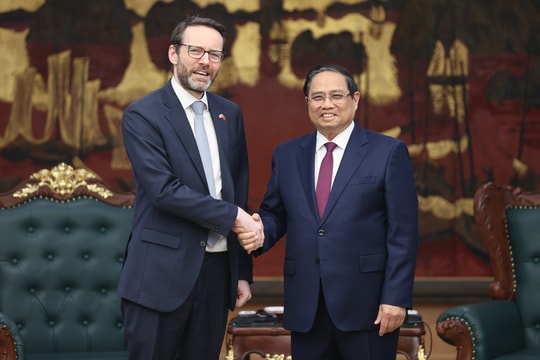 Thủ tướng Phạm Minh Chính tiếp Đại sứ Anh và Bắc Ireland tại Việt Nam Iain Frew