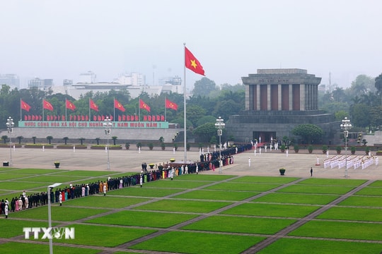Đại biểu Quốc hội khóa XVI vào Lăng viếng Chủ tịch Hồ Chí Minh