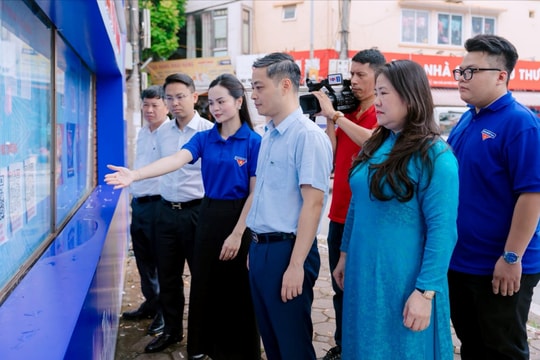 Chuyển đổi số từ “bảng tin đầu ngõ” đến đời sống số của người dân
