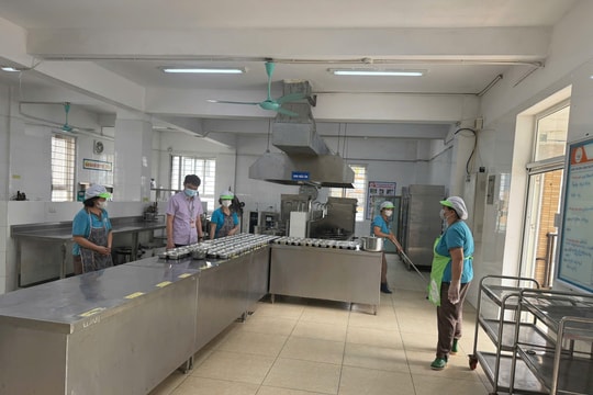 Phường Thanh Xuân kiểm tra đột xuất an toàn thực phẩm tại bếp ăn trường học