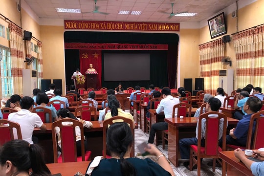 Xã Hồng Sơn triển khai tiêm vắc xin phòng bệnh cho gia súc, gia cầm trên địa bàn