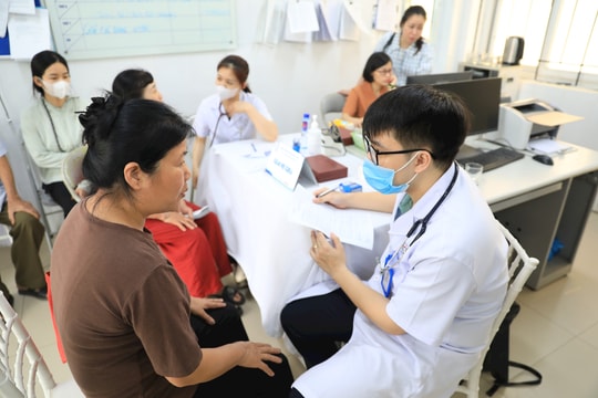 Gần 400 người dân xã Yên Lãng được khám, điều trị miễn phí