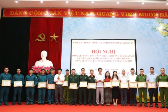 Xã Hồng Vân khen thưởng nhiều tập thể, cá nhân tiêu biểu trong công tác tuyển quân