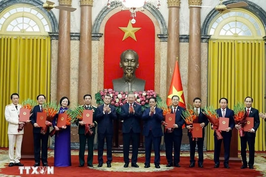 Tổng Bí thư, Chủ tịch nước Tô Lâm trao Quyết định bổ nhiệm các thành viên Chính phủ nhiệm kỳ 2026-2031