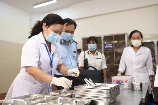 Ba Đình kiểm tra đột xuất an toàn thực phẩm tại hai trường tiểu học