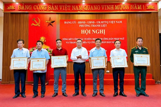 Thanh Liệt khen thưởng trong tuyển chọn, gọi công dân nhập ngũ