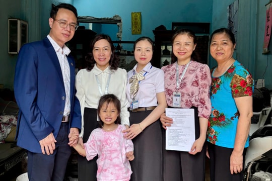 Hà Nội: Cán bộ tận tình “trao yêu thương - dịch vụ công” đến với người yếu thế