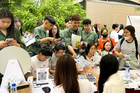 Sinh viên tự tin kết nối doanh nghiệp tại ngày hội việc làm