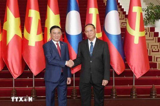 Ủy viên Bộ Chính trị, Thường trực Ban Bí thư Trần Cẩm Tú chứng kiến Lễ trao các văn kiện hợp tác Việt Nam - Lào