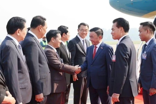 Thường trực Ban Bí thư Trần Cẩm Tú đến thủ đô Viêng Chăn, bắt đầu thăm chính thức Lào