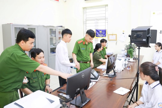 Công an xã Yên Xuân tăng ca trong chiến dịch cấp Căn cước và định danh điện tử cho học sinh