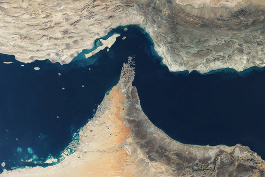 Eo biển huyết mạch Hormuz hoạt động trở lại