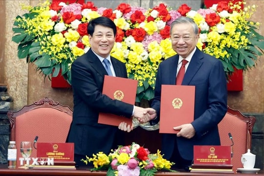 Bàn giao công tác giữa Tổng Bí thư, Chủ tịch nước Tô Lâm và nguyên Chủ tịch nước Lương Cường