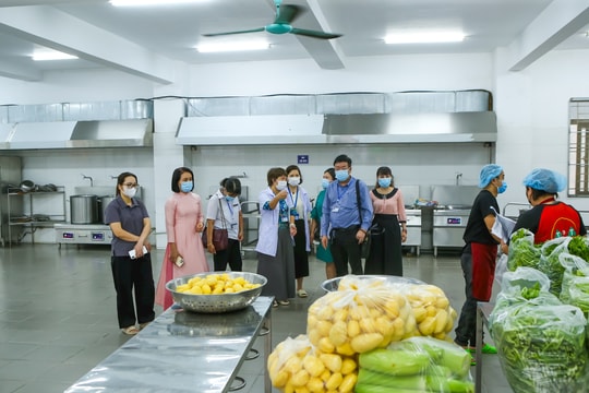 “Giám sát toàn trình” bữa ăn học đường tại phường Ngọc Hà
