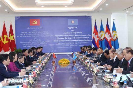 Ủy viên Bộ Chính trị, Thường trực Ban Bí thư Trần Cẩm Tú hội đàm với Phó Chủ tịch Đảng Nhân dân, Trưởng ban Thường trực Ban Thường vụ Trung ương Đảng Nhân dân Campuchia Say Chhum