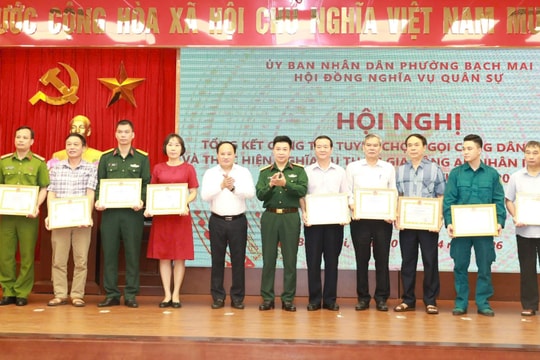 Phường Bạch Mai khen thưởng thành tích trong công tác tuyển quân