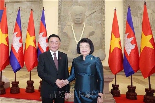 Đồng chí Trần Cẩm Tú, Ủy viên Bộ Chính trị, Thường trực Ban Bí thư hội kiến Samdech Khuon Sudary, Chủ tịch Quốc hội Campuchia