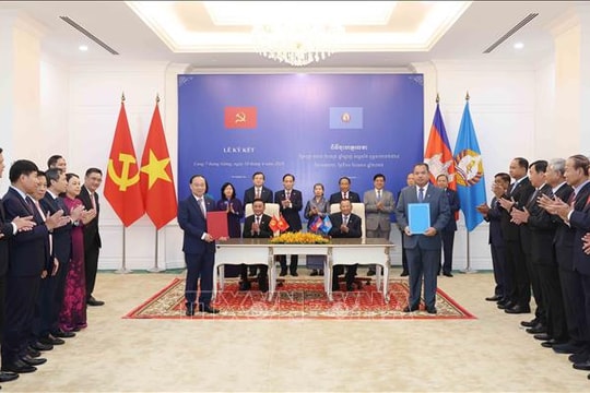 Ủy viên Bộ Chính trị, Thường trực Ban Bí thư Trần Cẩm Tú chứng kiến Lễ trao các văn kiện hợp tác Việt Nam - Campuchia
