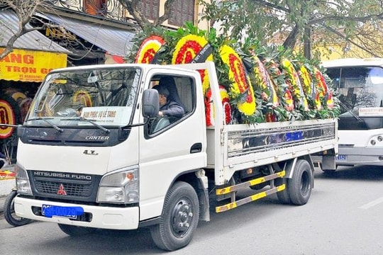 Giảm vòng hoa trong lễ tang để tránh lãng phí