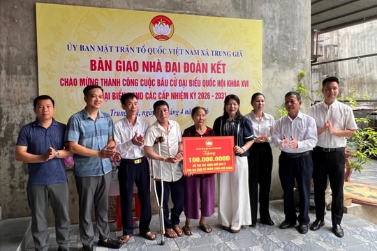 Trung Giã trao nhà “Đại đoàn kết” cho hoàn cảnh đặc biệt khó khăn
