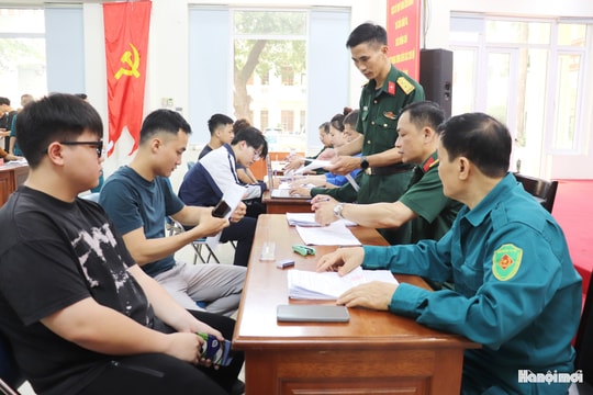 Hơn 1.000 thanh niên Kiến Hưng tham gia đăng ký nghĩa vụ quân sự lần đầu với công dân đủ 17 tuổi