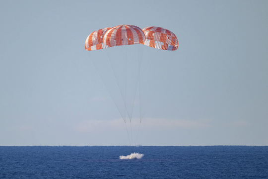 Tàu Orion của NASA hạ cánh an toàn sau hành trình lịch sử quanh Mặt Trăng