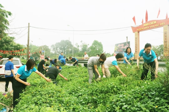 Phường Đông Ngạc ra quân thực hiện mô hình “Mái đê xanh” và tổng vệ sinh môi trường