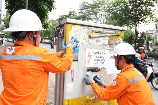 Dán tờ rơi, quảng cáo trên cột điện... bị phạt gấp 5 lần