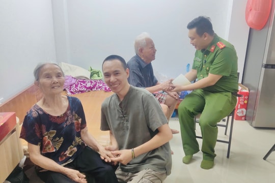 Công an phường Phương Liệt đưa cụ bà đi lạc trở về với gia đình