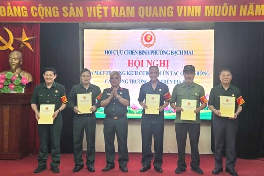 Cựu chiến binh phường Bạch Mai lập 5 tổ xung kích giảm ùn tắc trước cổng trường