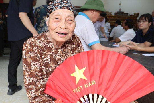 Người dân Hồng Vân phấn khởi nhận hỗ trợ giải phóng mặt bằng Dự án Olympic
