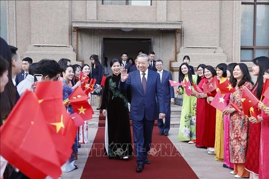 Tổng Bí thư, Chủ tịch nước Tô Lâm gặp gỡ cán bộ các cơ quan đại diện và cộng đồng người Việt Nam tại Trung Quốc