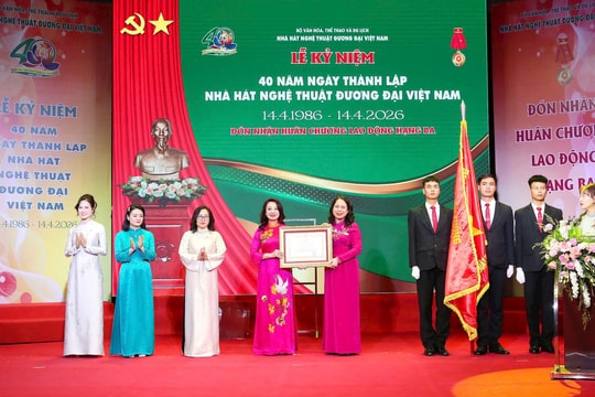 Nhà hát Nghệ thuật đương đại Việt Nam đón Huân chương Lao động hạng Ba