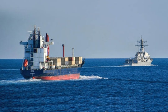 Tranh chấp phong tỏa eo biển Hormuz: Nguy cơ mới với kinh tế toàn cầu