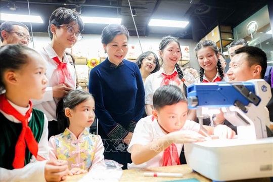 Phu nhân Tổng Bí thư, Chủ tịch nước Tô Lâm thăm Trung tâm giao lưu khoa học văn hóa thanh thiếu niên Tống Khánh Linh