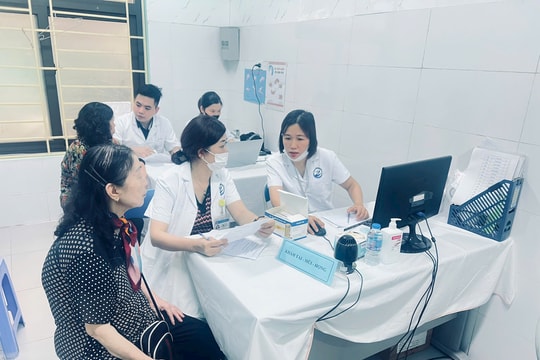Gần 600 người cao tuổi phường Yên Hòa được khám sức khỏe miễn phí