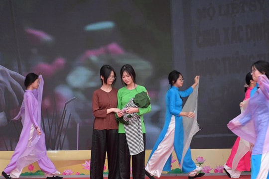 Học sinh Thủ đô lắng đọng với ký ức 81 ngày đêm Thành cổ Quảng Trị