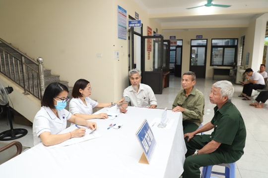 Yên Xuân tổ chức khám sức khỏe cho đối tượng chính sách, trao nhà Đại đoàn kết cho gia đình khó khăn