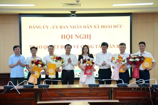 Xã Hoài Đức công bố các quyết định về công tác cán bộ