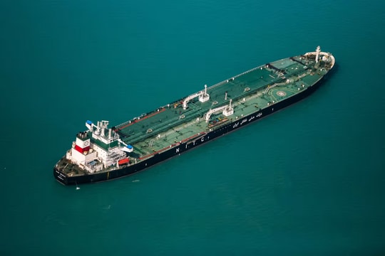 Iran tuyên bố mở cửa Eo biển Hormuz, giá dầu thế giới giảm khoảng 10%