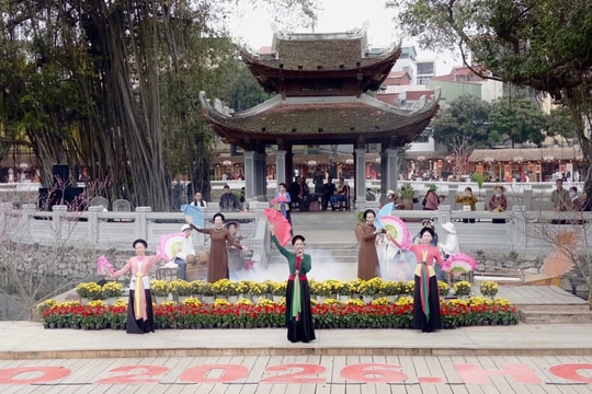 “Đánh thức” Hồ Văn