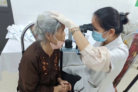 Xã Bất Bạt tổ chức khám mắt miễn phí cho hơn 500 người dân