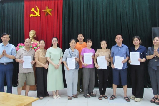 Phường Hồng Hà trao quyết định giao đất tái định cư cho các hộ dân tại xã Thư Lâm