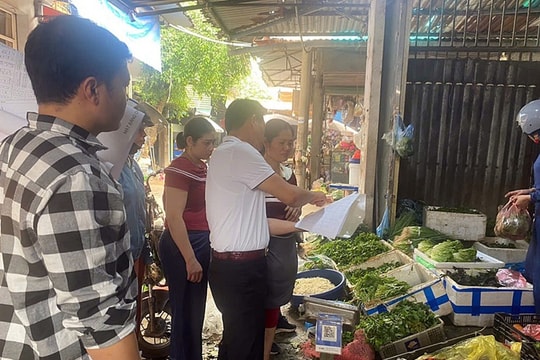 Xuân Mai tăng cường kiểm tra, hướng dẫn bảo đảm an toàn thực phẩm tại chợ dân sinh
