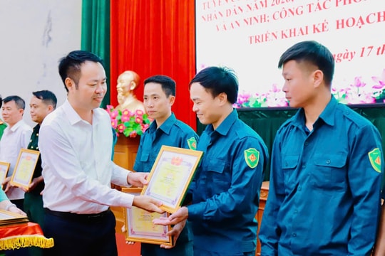 Xã Hòa Lạc: Khen thưởng 22 tập thể, cá nhân có thành tích xuất sắc trong công tác tuyển chọn, gọi công dân nhập ngũ